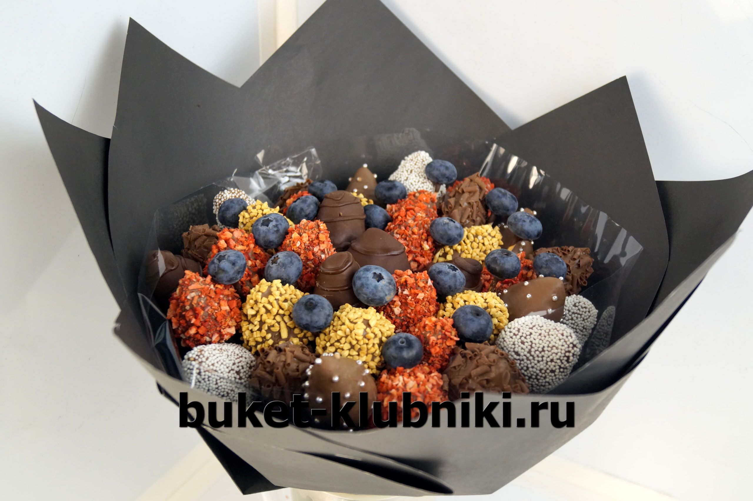 Букет клубники в горьком шоколаде с голубикой
